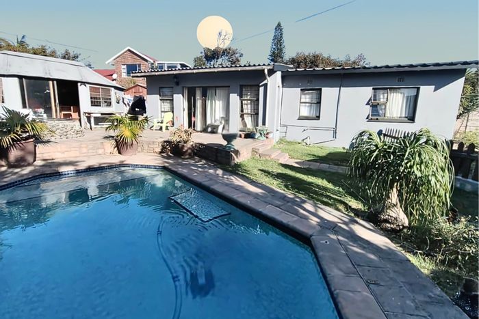 Gonubie House For Sale: Two 3-Bedroom Homes, Ideal Investment Opportunity.