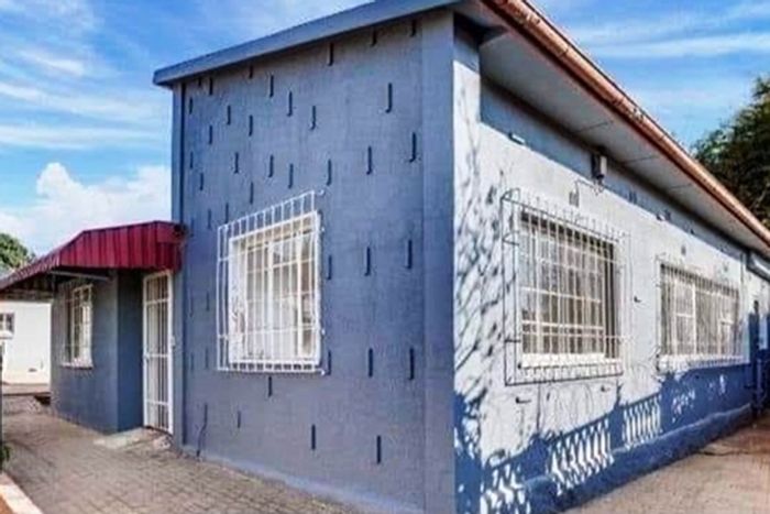 For Sale: House in Westdene with 11 units, ideal for student rentals.