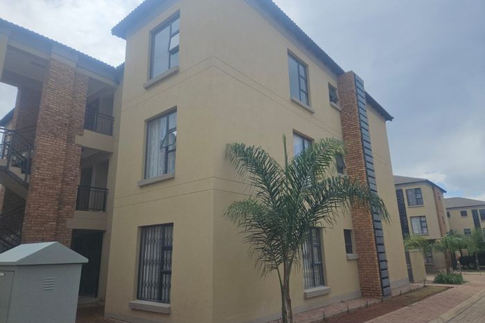 Heuwelsig Apartment For Sale: 3 Bedrooms, secure complex, private balcony with braai.