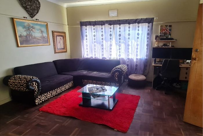 For Sale: House in Primrose with three bedrooms, garden, and off-road parking.