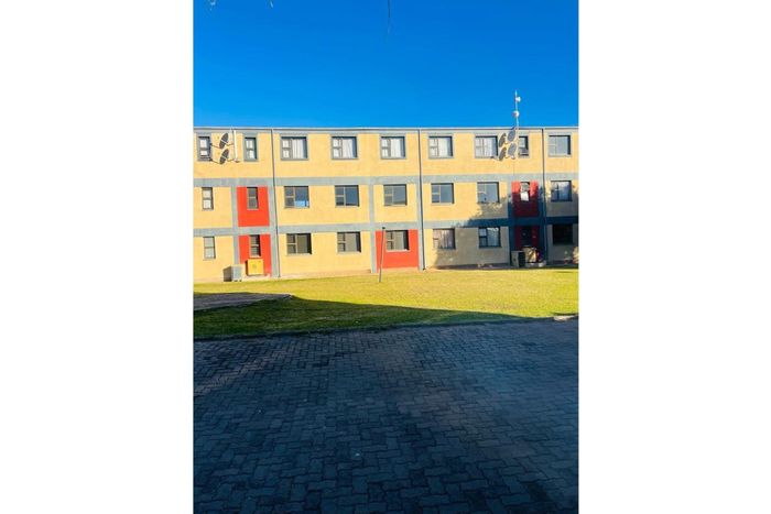 2-Bedroom Apartment For Sale in Madadeni, near schools and shopping centers.