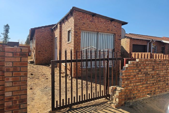 3-Bedroom House For Sale in Tasbet Park with garage, near schools and shopping.