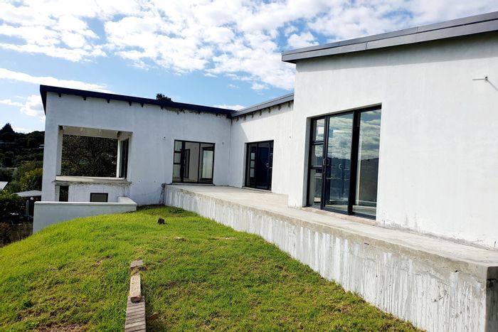 For Sale: House in Knysna Heights with northern views, double garage, and flatlet potential.