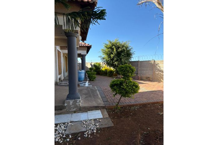 4-Bedroom House with Flatlet For Sale in Flora Park, Spacious Yard and Garage.