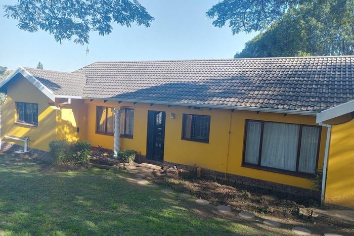 House For Sale in Hayfields: 3 Bedrooms, near schools, shops, and security services.