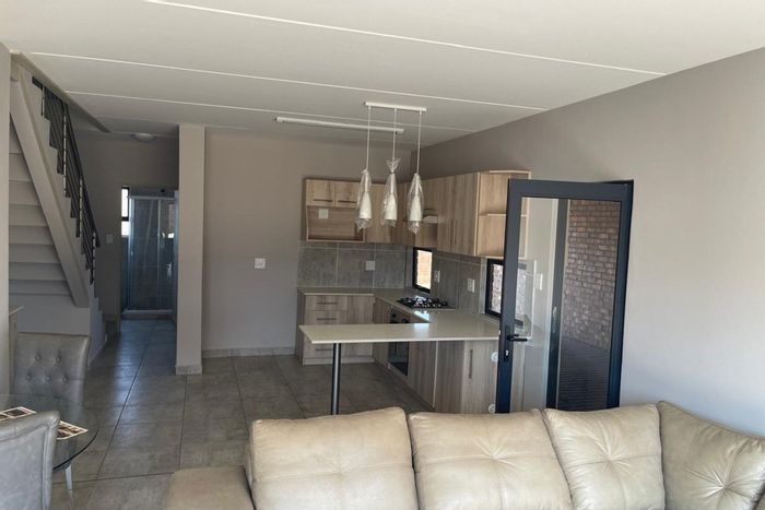 Jackaroo Park Townhouse For Sale: 3 bedrooms, solar energy, double garage, fibre internet.