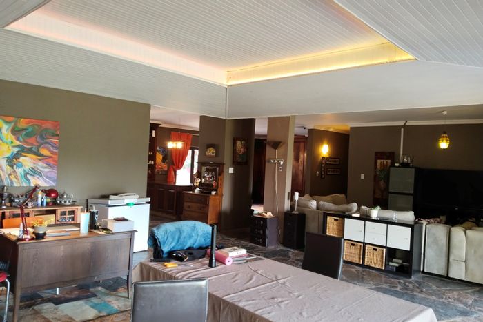 Broederstroom Small Holding For Sale: 4 beds, solar amenities, security, garden flat.