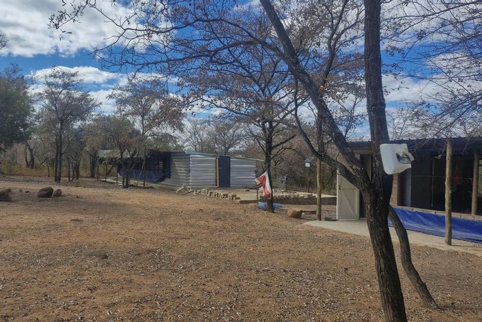 Kromdraai Small Holding For Sale: 20.72 hectares, farming facilities, solar power, spacious farmhouse.