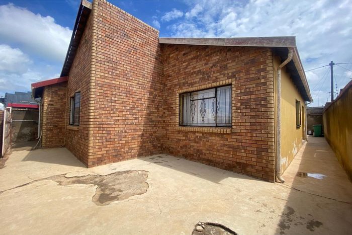 Palm Springs House For Sale: 3 bedrooms, patio, secure parking, close to amenities.