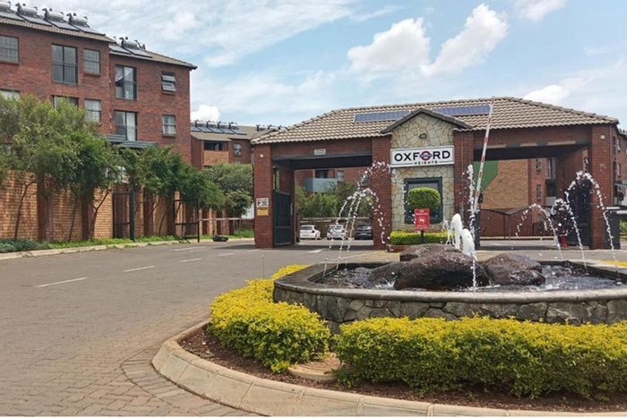 Apartment for sale in Montana Tuine: 2 bedrooms, private garden, communal pool.