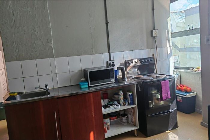 Berea Apartment For Sale: One-bedroom loft with balcony, ideal for investment.