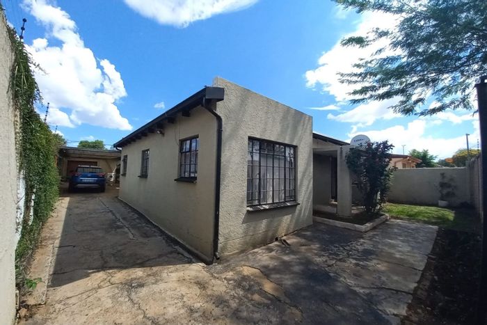 For Sale: 7-bedroom house with cottage, pool, and ample parking in Bezuidenhout Valley.