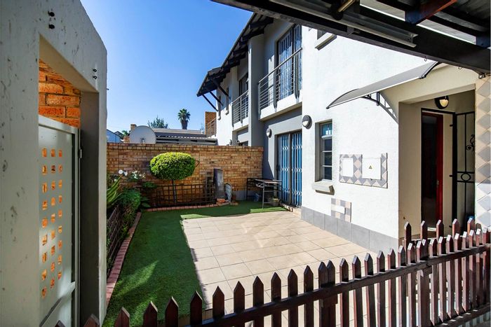 Eastleigh House For Sale: 3 beds, pool, pet-friendly, secure complex, garage.