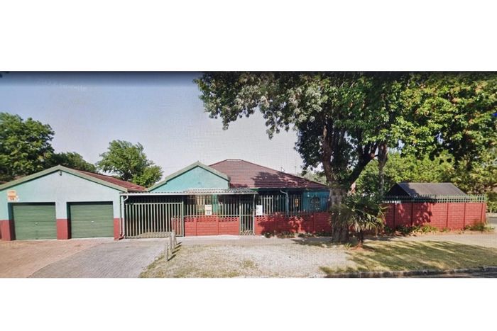 For Sale: 3-Bedroom House in Benoni West with Pool, Garden, and Garage.
