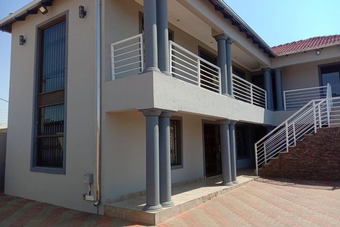 For Sale: Tshepisong Apartment with 8 bachelor units and parking for 4 cars.