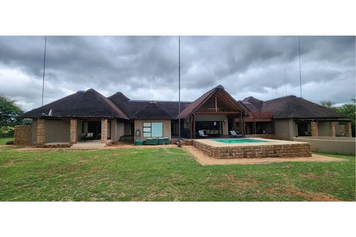 For Sale: House in Zebula Golf Estate with 6 en-suite bedrooms, pool, and boma.