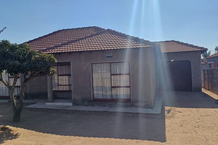 For Sale: House in Seshego with 3 bedrooms, 2 bathrooms, and garage.