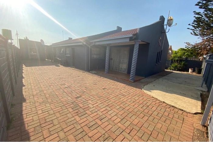 For Sale: House in Ekangala with rental income, cottages, and prepaid electricity.