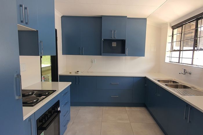 House For Sale in Secunda Central: 3 beds, 2 baths, spacious yard, parking.