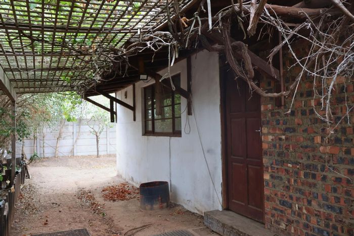 For Sale: Versatile 4-Bedroom House on 991m² in Kalbaskraal, Ideal for Investment.