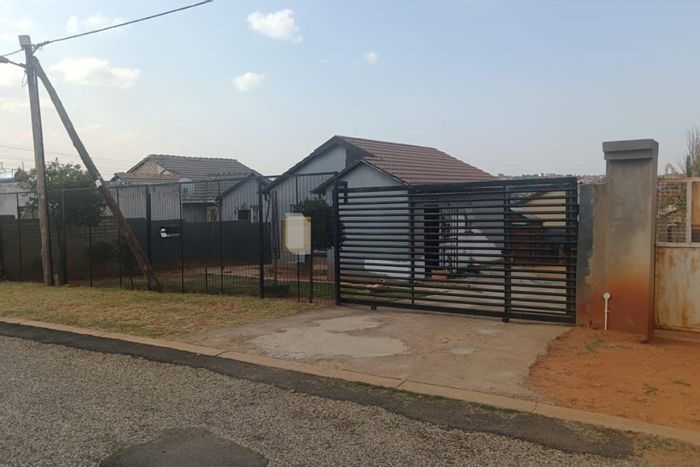 Cosmo City House For Sale: 2 Bedrooms, garden, parking, security, fiber internet.