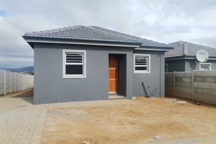 For Sale: 4-Bedroom House in Groenheuwel with Solar, Security, and Customization Options.