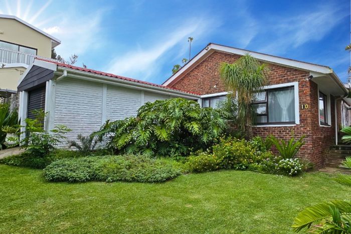 Gonubie House For Sale: Spacious 5-bed, 3-bath with flat, garden, water tanks.