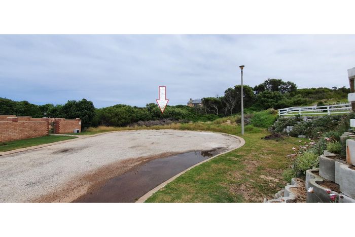 Vacant Land for Sale in Paradise Beach: Quiet cul-de-sac, beach access, expanding area.