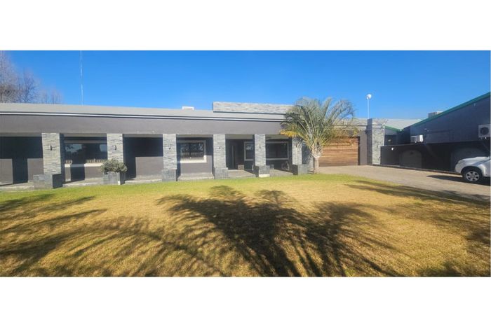 For Sale: House in Hadison Park with 4 beds, lapa, solar power, and security.