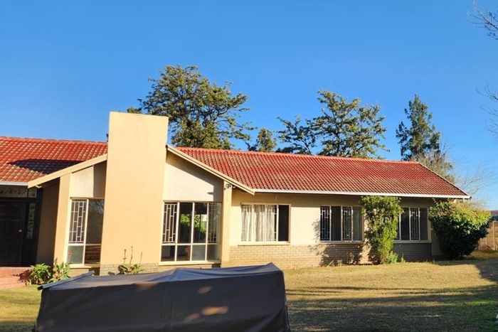 Huttenheights House For Sale: 3 beds, granny flat, spacious yard, close to amenities.