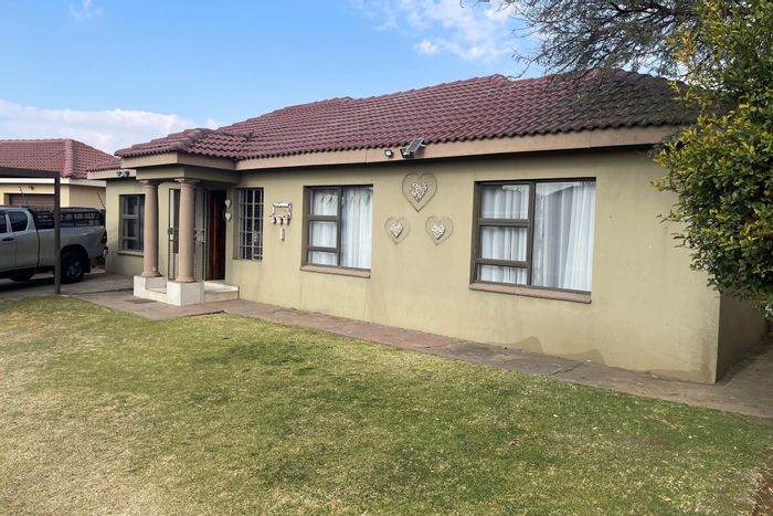 Kriel Central Townhouse For Sale: 3 bedrooms, secure complex, near amenities.