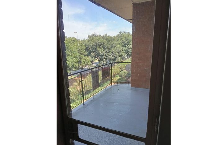 For Sale: Apartment in Vanderbijlpark Cw with garden, lounge, and kitchen amenities.