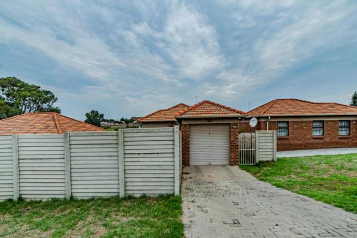 3 Bedroom House For Sale in Olievenhoutbosch with garage, garden, and security.