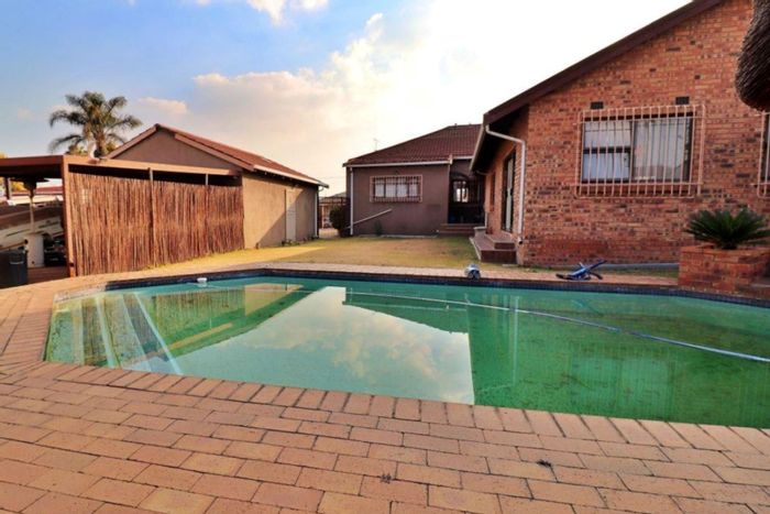 For Sale: House in Primrose with 4 bedrooms, pool, cottage, and security features.