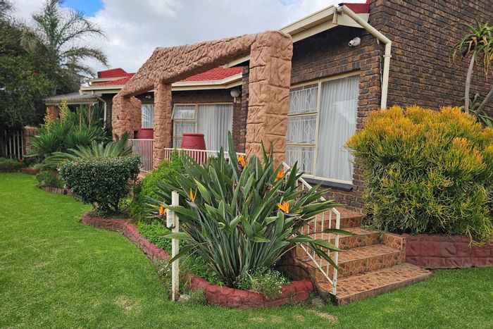 5-Bedroom House For Sale in Del Judor with Flatlet, Double Garage, and Garden.