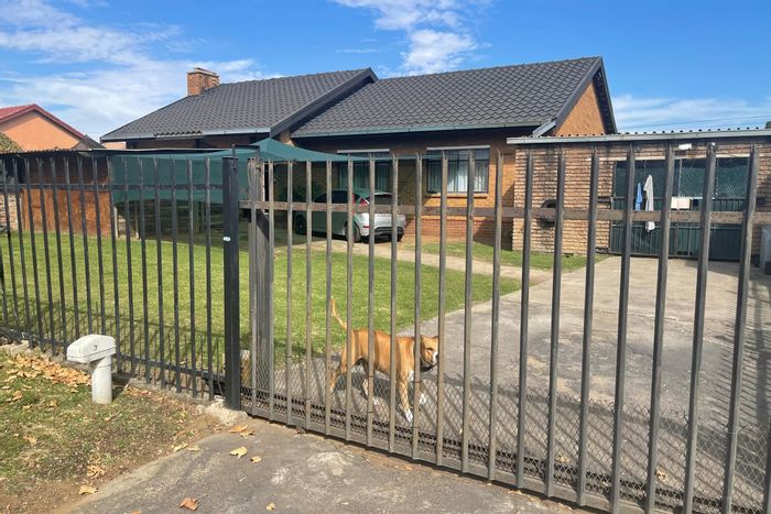 Kriel Central House For Sale: 3 bedrooms, spacious yard, rental potential, secure parking.