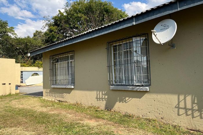 4-Bedroom House For Sale in Sonheuwel with Covered Parking and Pet-Friendly Yard.