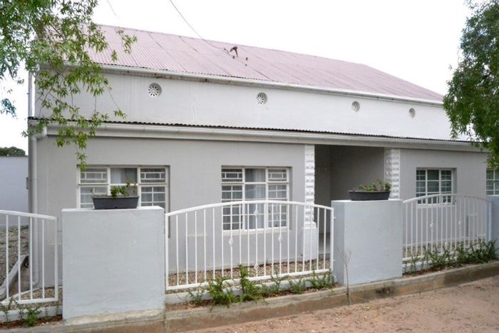 For Sale: Spacious 3-bedroom house in Porterville Central with ample outdoor space.