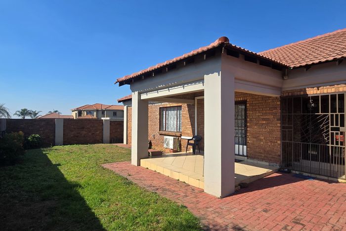 Aerorand Townhouse For Sale: 3 bedrooms, air-conditioning, private patio, secure parking.