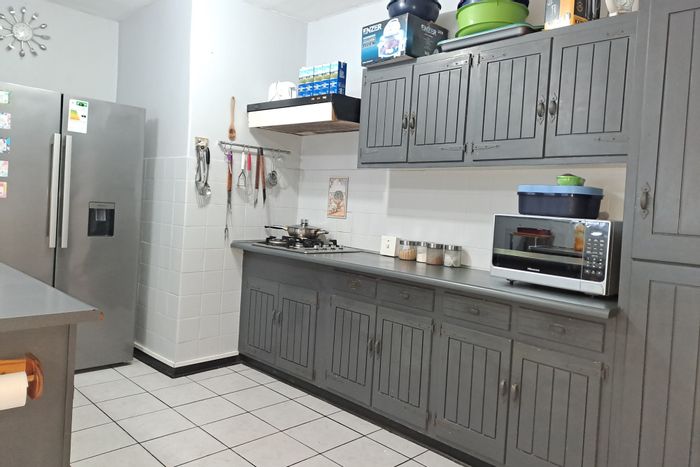 House for Sale in Amsterdamhoek: 4 Bedrooms, pool, double garages, spacious erf.