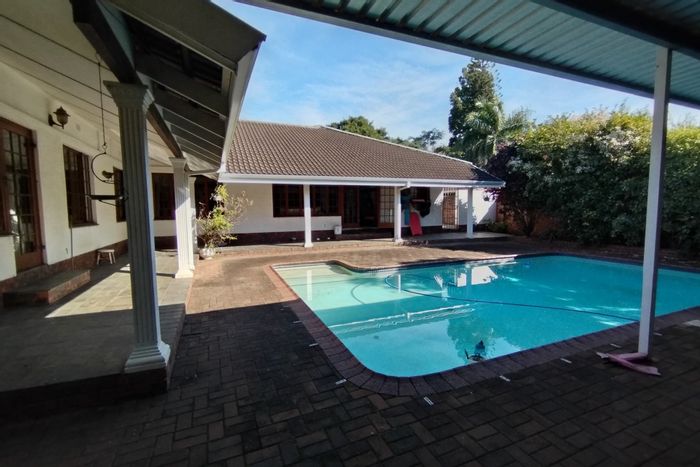 For Sale: House in Panorama with pool, garage, security, and spacious living areas.