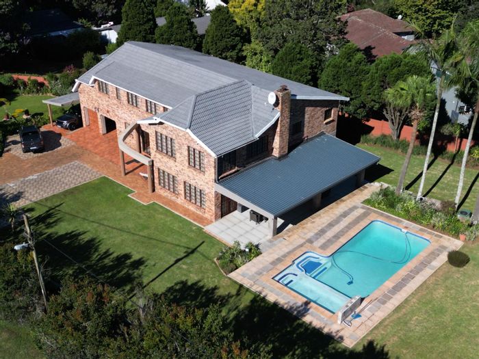 Hillcrest Park House For Sale: 4 bedrooms, 2 kitchens, pool, and ample parking.