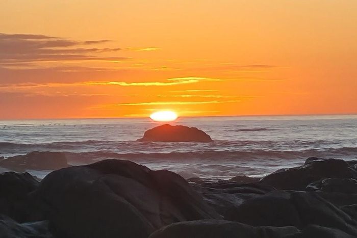 Elevated 453 sqm vacant land for sale in St Helena Views, close to amenities.