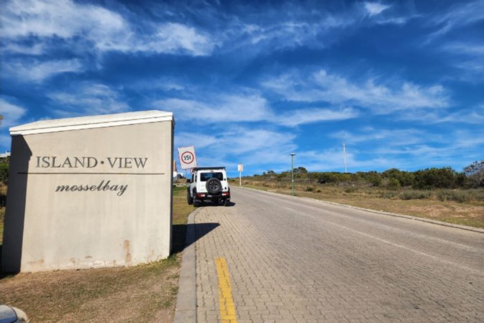 For Sale: 872sqm vacant land in Island View with duet plans included.