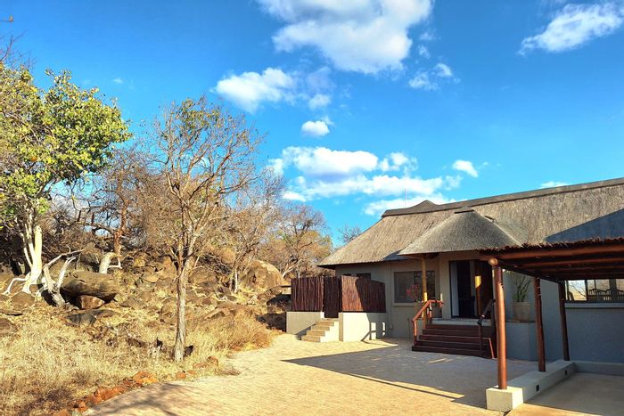 Raptors View House To Rent: 3 bedrooms, fibre internet, wildlife estate amenities.