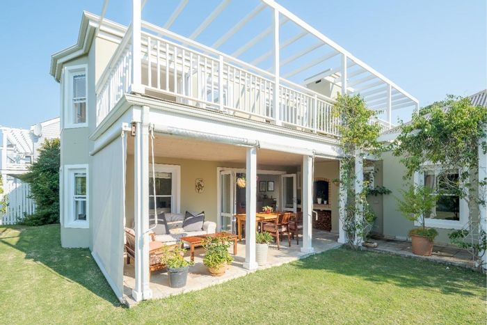 House to Rent in Thesen Islands: Private garden, mooring, close to amenities.