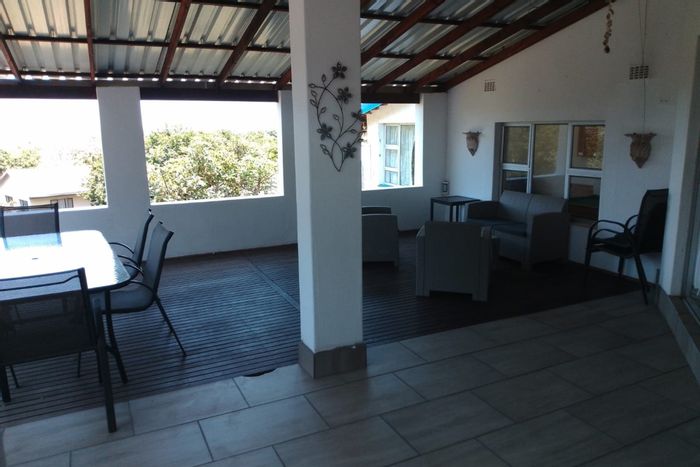 Leisure Bay House For Sale: Pool, studio apartment, close to beaches, spacious living.