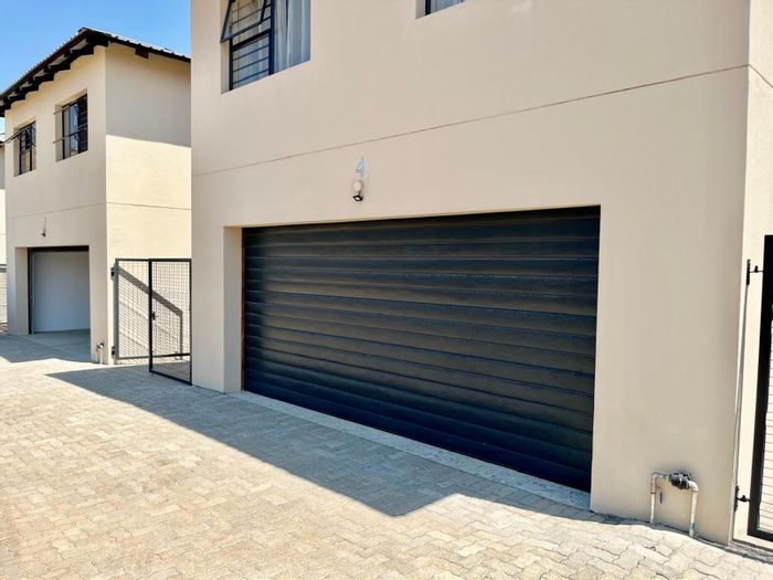 For Sale: 3-Bedroom House in Cashan with garden, braai pit, and garage.