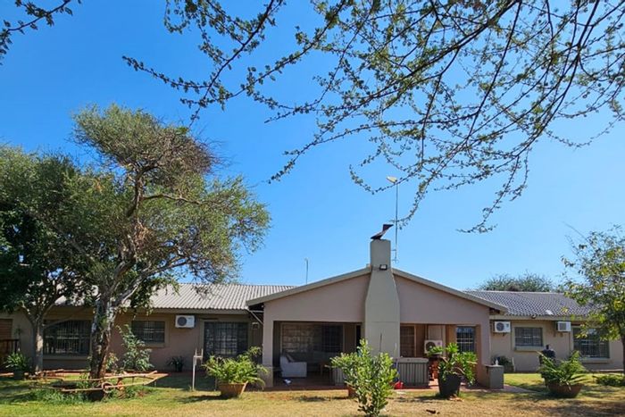 Northam Central House For Sale: 6 beds, pool, game farm access, furnished.