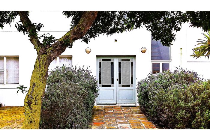 For Sale: House in Golden Mile, 4 bedrooms, flatlet, steps from the beach.